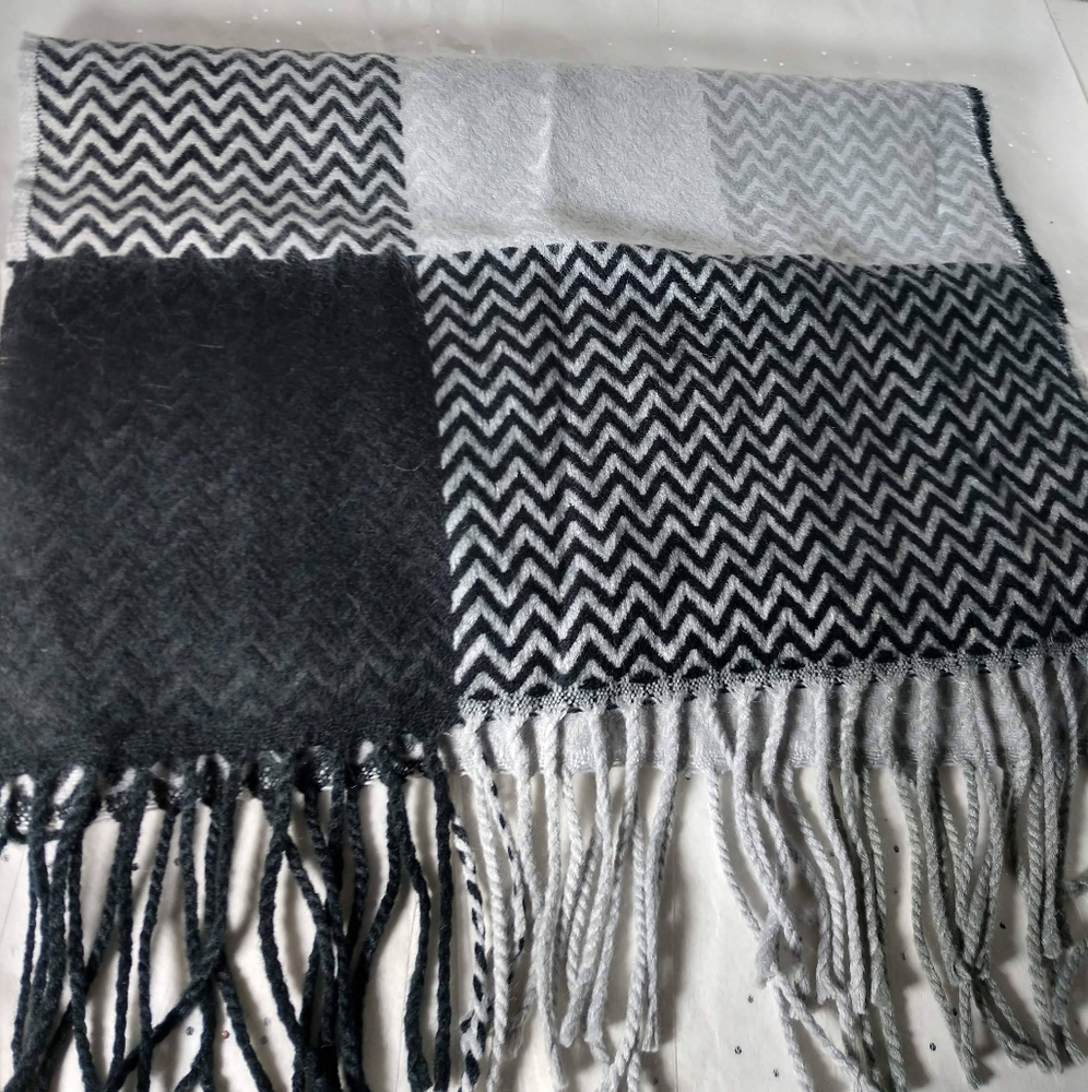 NWOT WOMENS SCARF